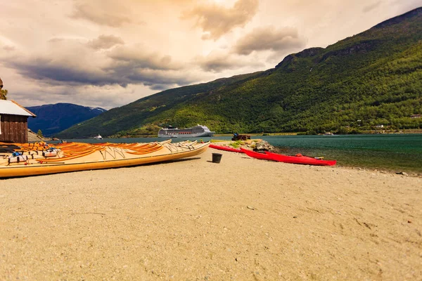 Kajaker Land Och Kryssningsfartyg Fjord Norska Turistmål Flam Byn — Stockfoto