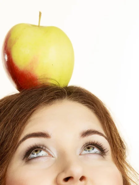 女性の若い女性の頭の上に大きな赤い緑のリンゴの果物を探して保持する 健康的な食事 ベジタリアン料理 食事のコンセプト — ストック写真