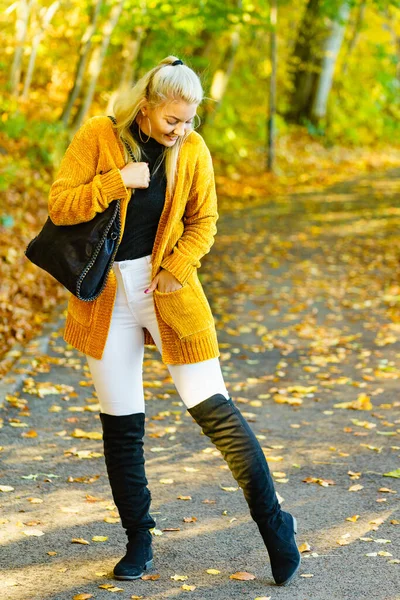 Mujer Que Usa Suéter Cárdigan Largo Naranja Cálido Pantalones Blancos — Foto de Stock