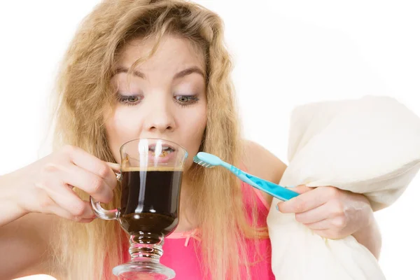 Lycklig Kvinna Håller Tandborste Och Kaffe Kommer Att Borsta Tänderna — Stockfoto