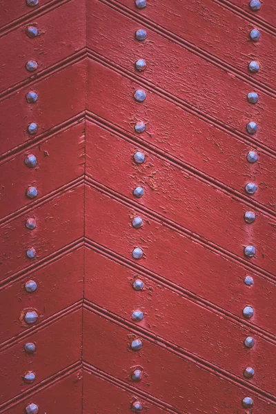 Stare Drewniane Tło Czerwony Brązowy Kolor Vintage Drzwi Metalowymi Nitami — Zdjęcie stockowe