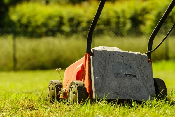 Trädgårdsarbete Trädgårdsarbete Gammal Gräsklippare Klipper Grönt Gräs Trädgården Klippfält Med — Stockfoto