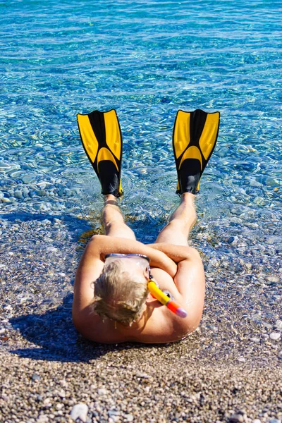 成熟的男子与浮潜设备翻转器和浮潜面具管在海滩海岸 暑假游泳乐趣概念 — 图库照片