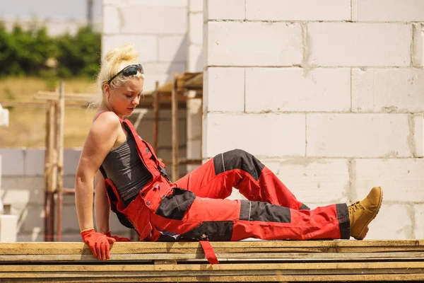 Femme Dans Les Dungarees Détente Après Travail Acharné Sur Chantier — Photo