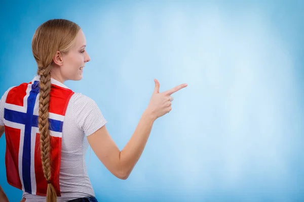 Blond Flicka Fläta Hår Med Norsk Flagga Ryggen Kvinnlig Pekar — Stockfoto