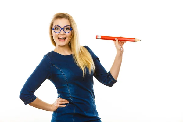 Mujer Sonriente Positiva Estudiante Rubia Maestra Sosteniendo Gran Dibujo Lápiz — Foto de Stock