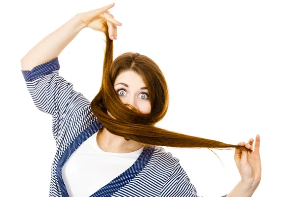 Уход Волосами Укладка Волос Женщина Лицом Покрытым Темными Каштановыми Волосами — стоковое фото