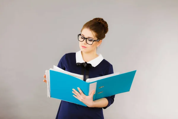 Mujer Negocios Enfocada Escribiendo Algo Pensando Solución Problemas Nuevas Ideas — Foto de Stock