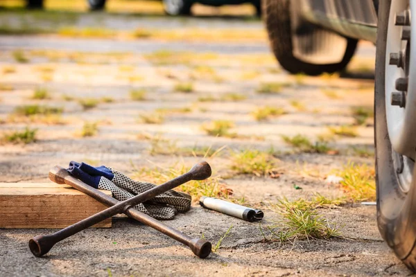 Handsteckschlüssel Und Wagenheber Auf Dem Boden Liegend Konzept Zur Reparatur — Stockfoto