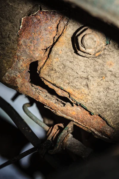 爪スパイクで古い腐ったさびた金属車の部分 腐食自動モバイル オブジェクト — ストック写真