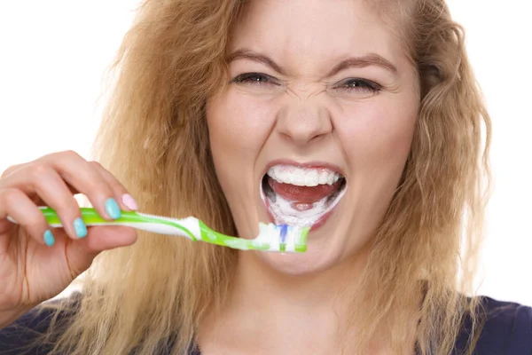 Frau Beim Zähneputzen Positives Mädchen Mit Zahnbürste Mundhygiene Isoliert Auf — Stockfoto