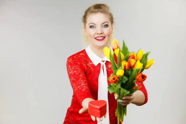 Mujer Sosteniendo Ramo Tulipanes Flor Caja Regalo Forma Corazón Día — Foto de Stock