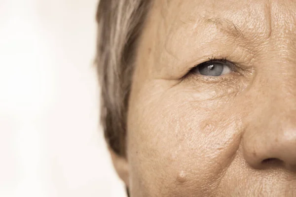 Detaljer För Senior Kvinna Halva Ansiktet Kvinnlig Pensionär Kinden Och — Stockfoto