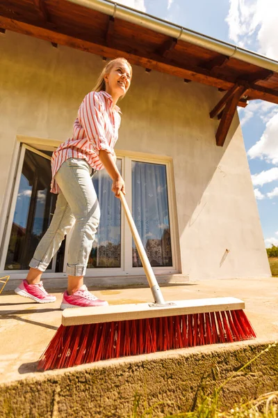 Donna Giovane Donna Adulta Utilizzando Grande Scopa Pulire Patio Cortile — Foto Stock