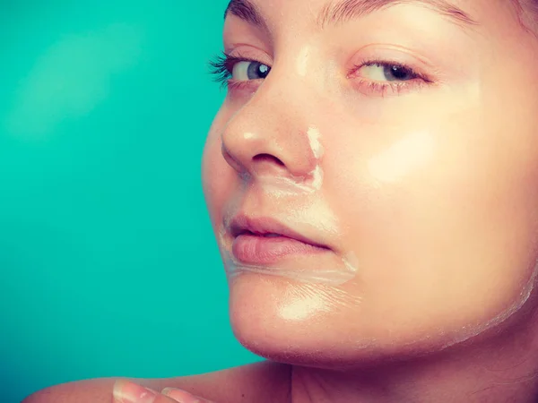 Jonge Vrouw Facial Peel Mask Peeling Schoonheid Huid Zorg Studio — Stockfoto