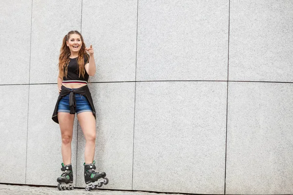 Junge Frau Mit Rollschuhen Steht Der Stadt Gegen Betonmauer Frauen — Stockfoto