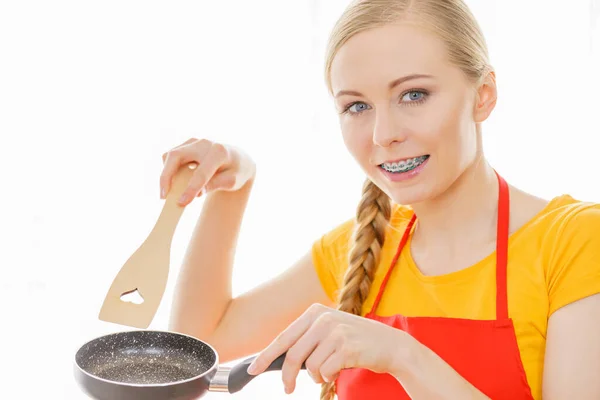 Jovem Alegre Usando Avental Segurando Pequena Panela Cozinha Espátula Madeira — Fotografia de Stock