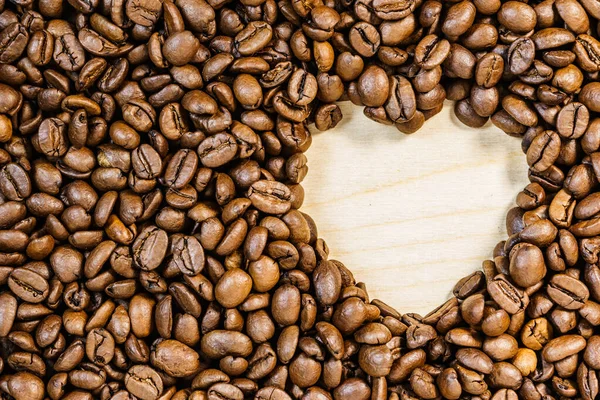 Braune Geröstete Kaffeebohnen Mit Leerer Herzform — Stockfoto