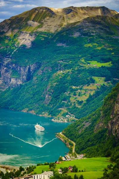 Fjord Geirangerfjord Sétahajóval Kilátás Flydasjuvet Kilátóhelyről Norvégiából Utazási Hely — Stock Fotó