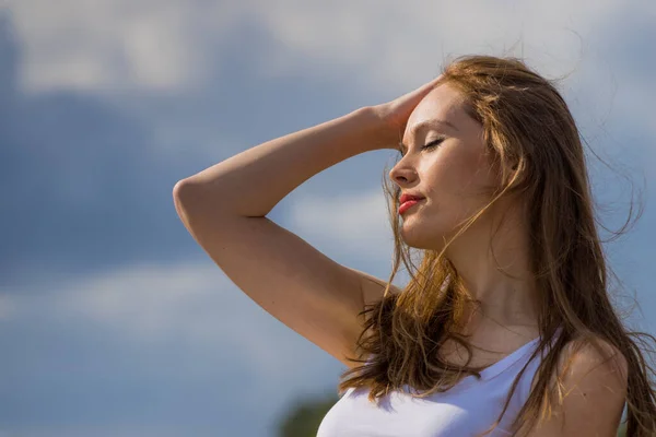 Jovem Mulher Relaxante Livre Feminino Desfrutar Luz Solar Contra Céu — Fotografia de Stock