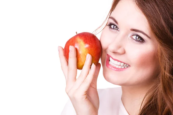 Mulher Segurando Fruta Maçã Vermelha Mão Perto Rosto Sorrindo Isolado — Fotografia de Stock