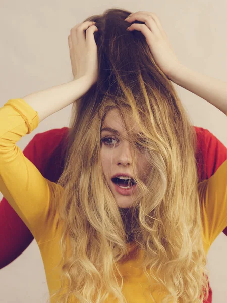 Frau Spielt Mit Ihrer Freundin Lange Ombre Farbe Haare Verschiedene — Stockfoto