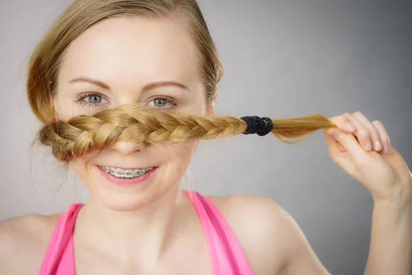 Jovem Mulher Cobrindo Boca Com Trança Cabelo Loira Cabeleireiro Penteado — Fotografia de Stock