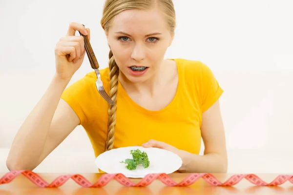 충격된 Builimia 접시에 채소를 다이어트 — 스톡 사진