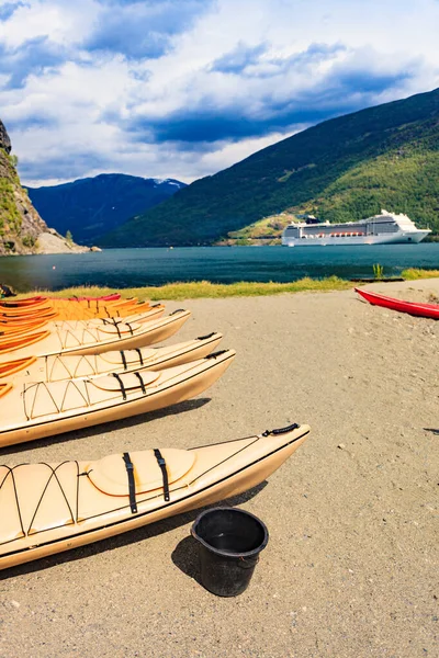 Kayaks Sur Rivage Bateau Croisière Sur Fjord Dans Destination Touristique — Photo