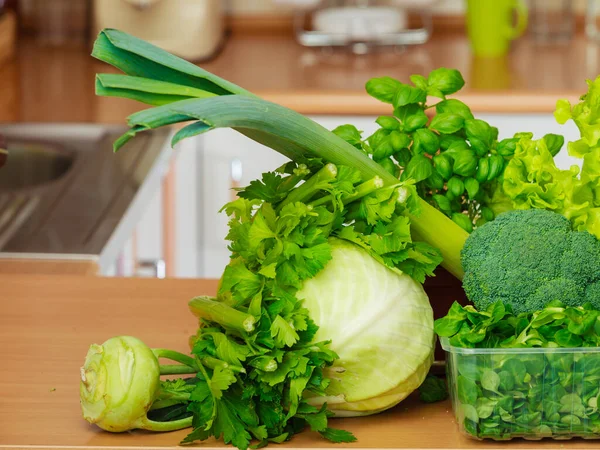Gezonde Voeding Maaltijdingrediënten Concept Veel Groene Groenten Keukentafel — Stockfoto