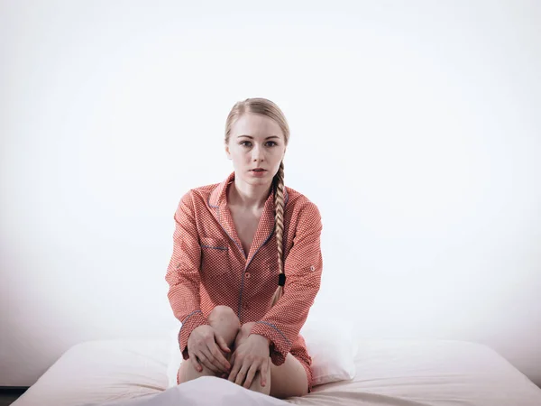 Adolescentie Problemen Concept Triest Jonge Tiener Vrouw Zittend Bed Depressief — Stockfoto