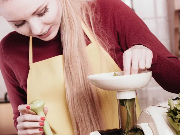 Drycker Bra För Hälsan Kost Frukost Koncept Ung Kvinna Köket — Stockfoto