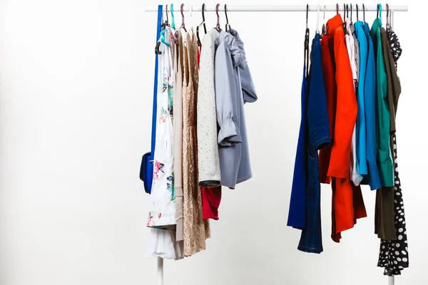 Garderobenmöbel Viele Kleidungsstücke Auf Kleiderbügeln Schrank Studioaufnahme Auf Grauem Hintergrund — Stockfoto