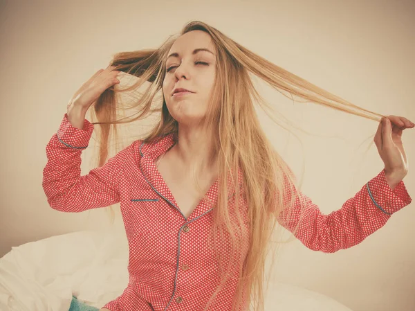 Wakker Ochtend Jonge Blonde Vrouw Dragen Roze Pyjama Stretching Lichaam — Stockfoto
