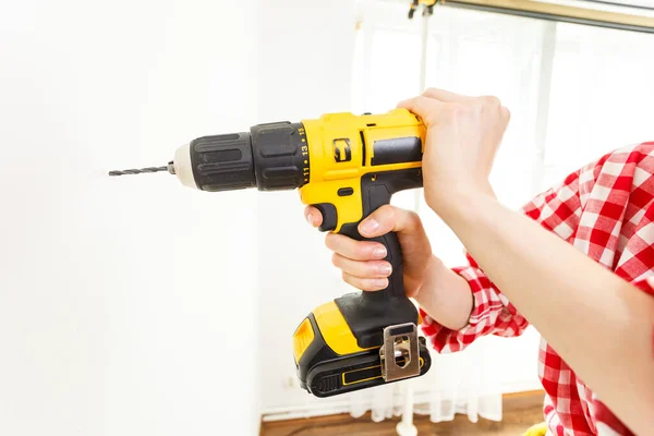 Eine Unkenntliche Frau Mit Einer Gelben Bohrmaschine Die Gerade Dabei — Stockfoto