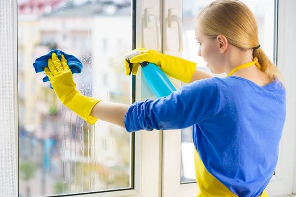 Jovem Mulher Luvas Amarelas Limpando Vidro Janela Casa Com Pano — Fotografia de Stock