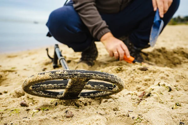 Человек Ищет Сокровища Помощью Электронного Металлоискателя Devic Морском Песчаном Пляже — стоковое фото
