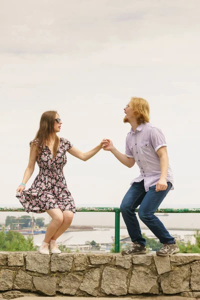 Радостная Пара Веселится Открытом Воздухе Молодой Человек Женщина Танцуют Вместе — стоковое фото