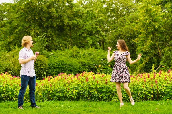 Feliz Divertido Hipster Pareja Jugando Juntos Soplando Jabón Burbujas Aire —  Fotos de Stock