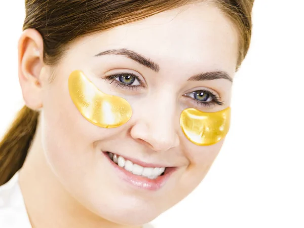 Mujer Que Aplica Parches Colágeno Dorado Bajo Los Ojos Sobre — Foto de Stock