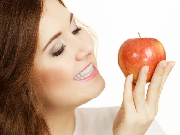 Mulher Segurando Fruta Maçã Vermelha Mão Perto Rosto Sorrindo Branco — Fotografia de Stock