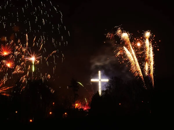 在波兰的Gdynia市 烟火在天空中爆炸 庆祝新年 假日晚上放五彩缤纷的烟火 — 图库照片