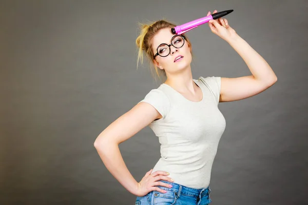 Estudiante Buscando Mujer Usando Anteojos Nerd Celebración Gran Lápiz Gran — Foto de Stock