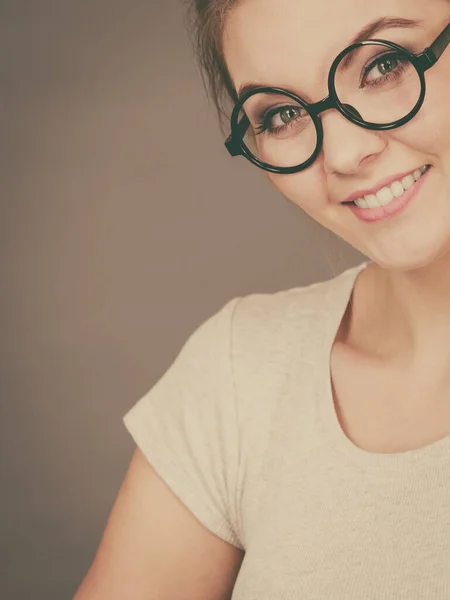 Mulher Adolescente Loira Feliz Vestindo Óculos Nerd Camisa Branca Conceito — Fotografia de Stock