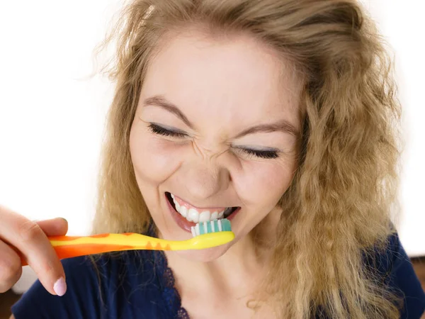 Glad Galen Blond Kvinna Borsta Tänderna Med Galna Trassliga Hår — Stockfoto