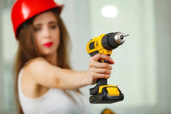 Jovem Usando Broca Energia Para Trabalho Casa Menina Trabalhando Remodelação — Fotografia de Stock