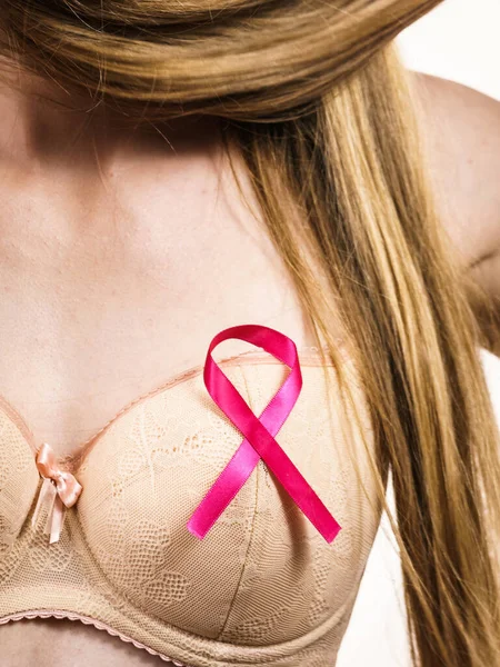 女人把粉红的带子挂在胸前 身穿文胸内衣的年轻女性象征着对乳腺癌患者的认识 希望和精神支持 — 图库照片