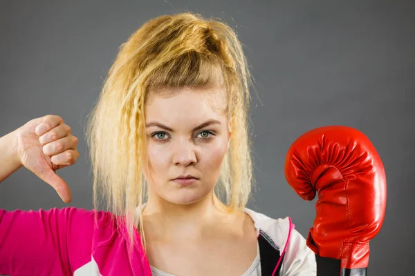 Sportieve Droevige Vrouw Met Rode Bokshandschoenen Met Duimen Naar Beneden — Stockfoto