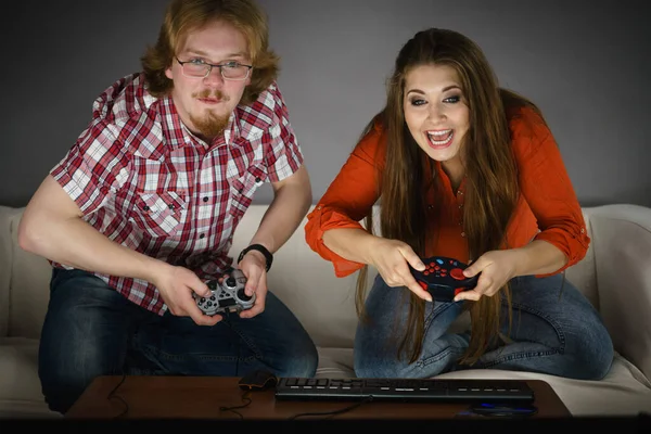 Ευτυχισμένο Ζευγάρι Που Απολαμβάνει Ελεύθερο Χρόνο Παίζοντας Βιντεοπαιχνίδια Μαζί Φωτογραφία — Φωτογραφία Αρχείου