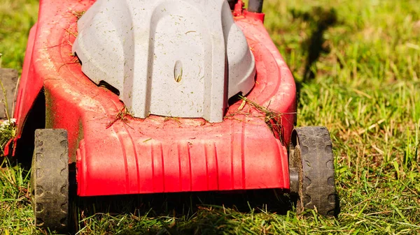 Trädgårdsarbete Trädgårdsarbete Gammal Gräsklippare Klipper Grönt Gräs Trädgården Klippfält Med — Stockfoto